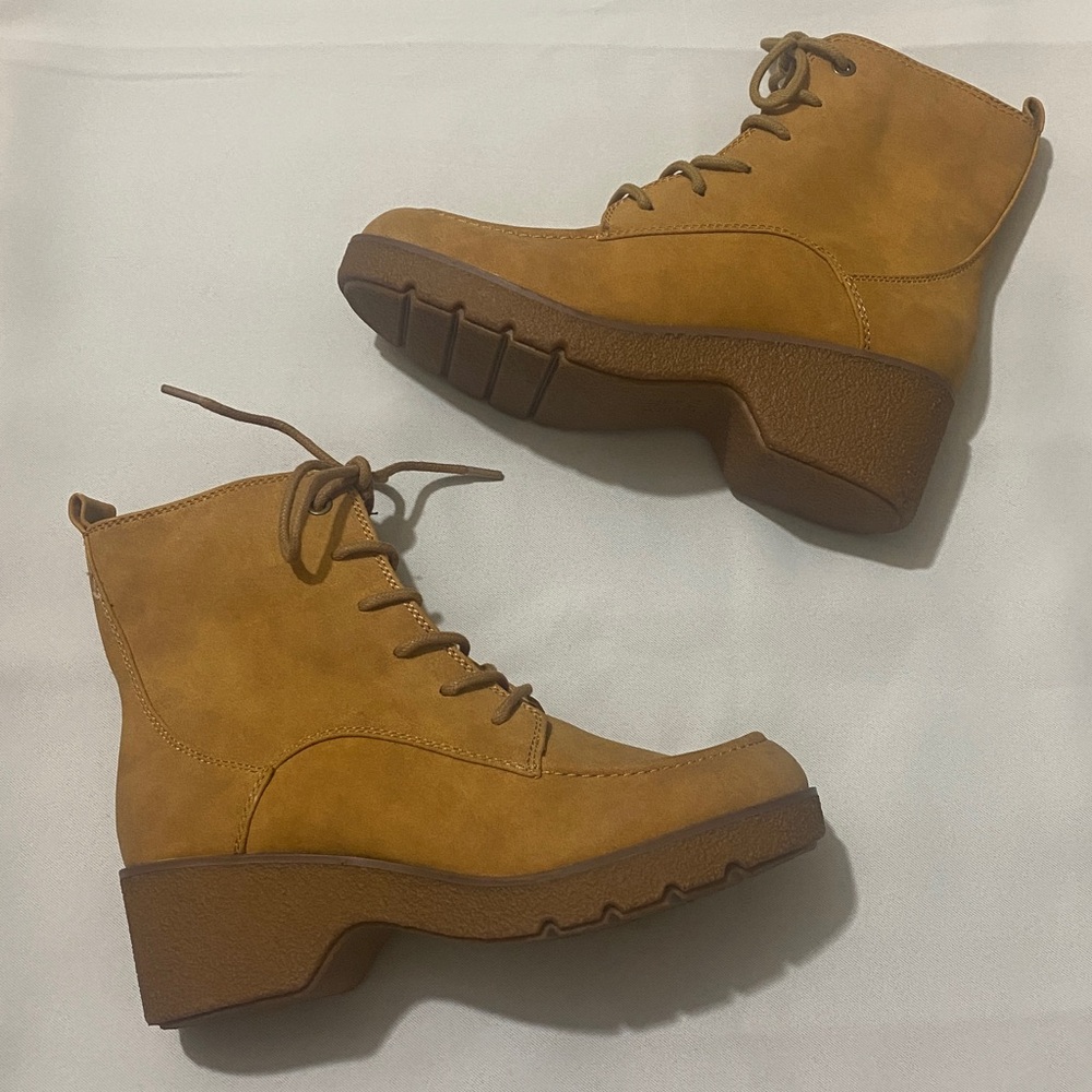 NWOB NATURALIZER Genie Lace-up Suede Ankle Boots w Rubber Soles Women’s Size 6M